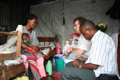 Bert Ehgartner im Gespräch mit einer moslemischen Frau im Slum Mukuru, Nairobi Bert Ehgartner im Gespräch mit einer moslemischen Frau im Slum Mukuru, Nairobi